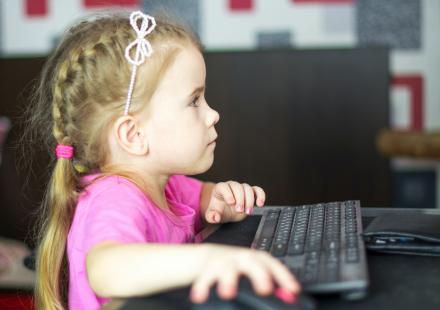 Young girl using a computer - Photo by Bermix Studio on Unsplash