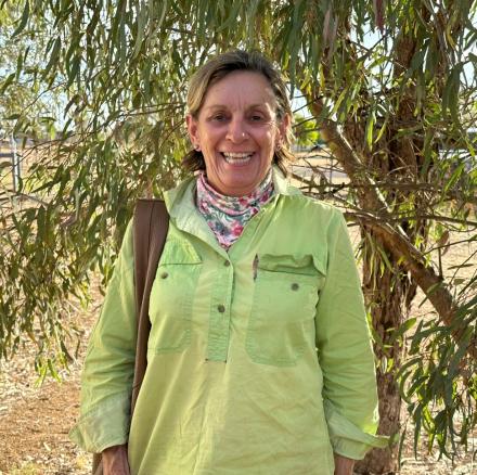 lady wearing green long-sleeved shirt