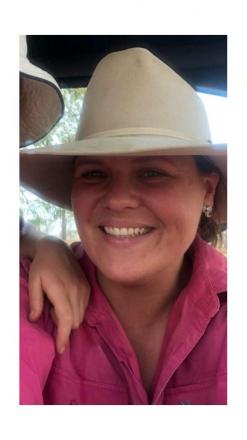 picture of Tracey wearing an akubra and pink workshirt